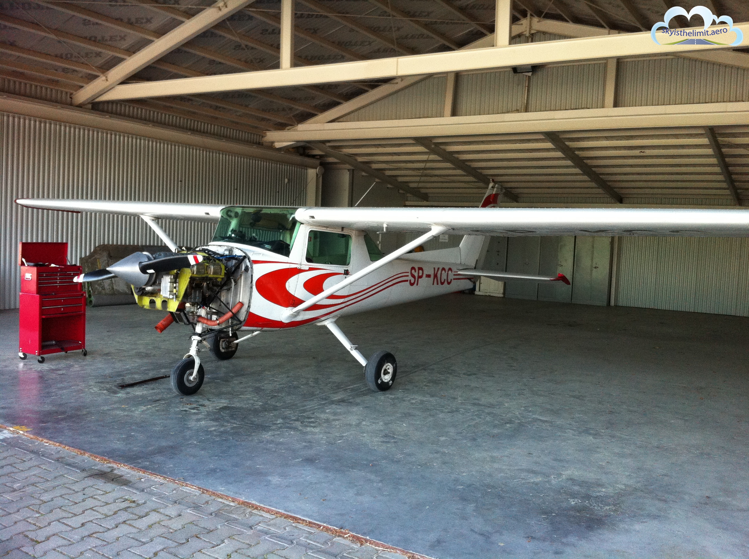 Cessna 152 SP-KCC w hangarze