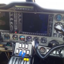 Zdjęcie przedstawia kokpit samolotu Tecnam P2006T z awioniką Garmin G950 i autopilotem S-Tec 55X.