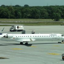 Bombardier CRJ-900 (reg. D-ACKK) na płycie postojowej w Monachium (MUC/EDDM).