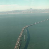 Podejście do lądowania w San Francisco (SFO/KSFO), na zdjęciu San Mateo Bridge.