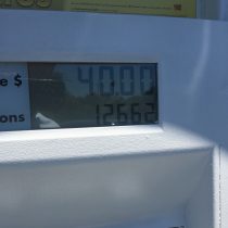 40 USD za 47 litrów benzyny. Przy obecnym kursie to niewiele ponad 3 zł za litr.
