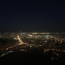 Nocna panorama San Francisco z Twin Peaks