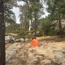 Pole namiotowe na szczycie szlaku