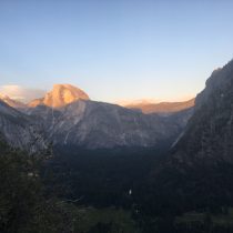 Nad Yosemite Valley powoli zachodzi słońce.