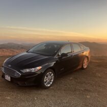 Ford Fusion na tle zachodzącego słońca